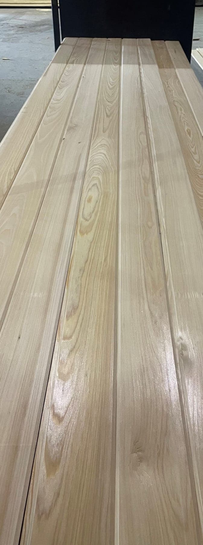 Double V-joint board profile with two shadow lines per face