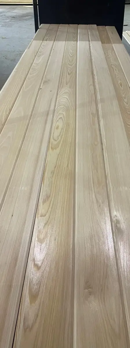 Double V-joint board profile with two shadow lines per face